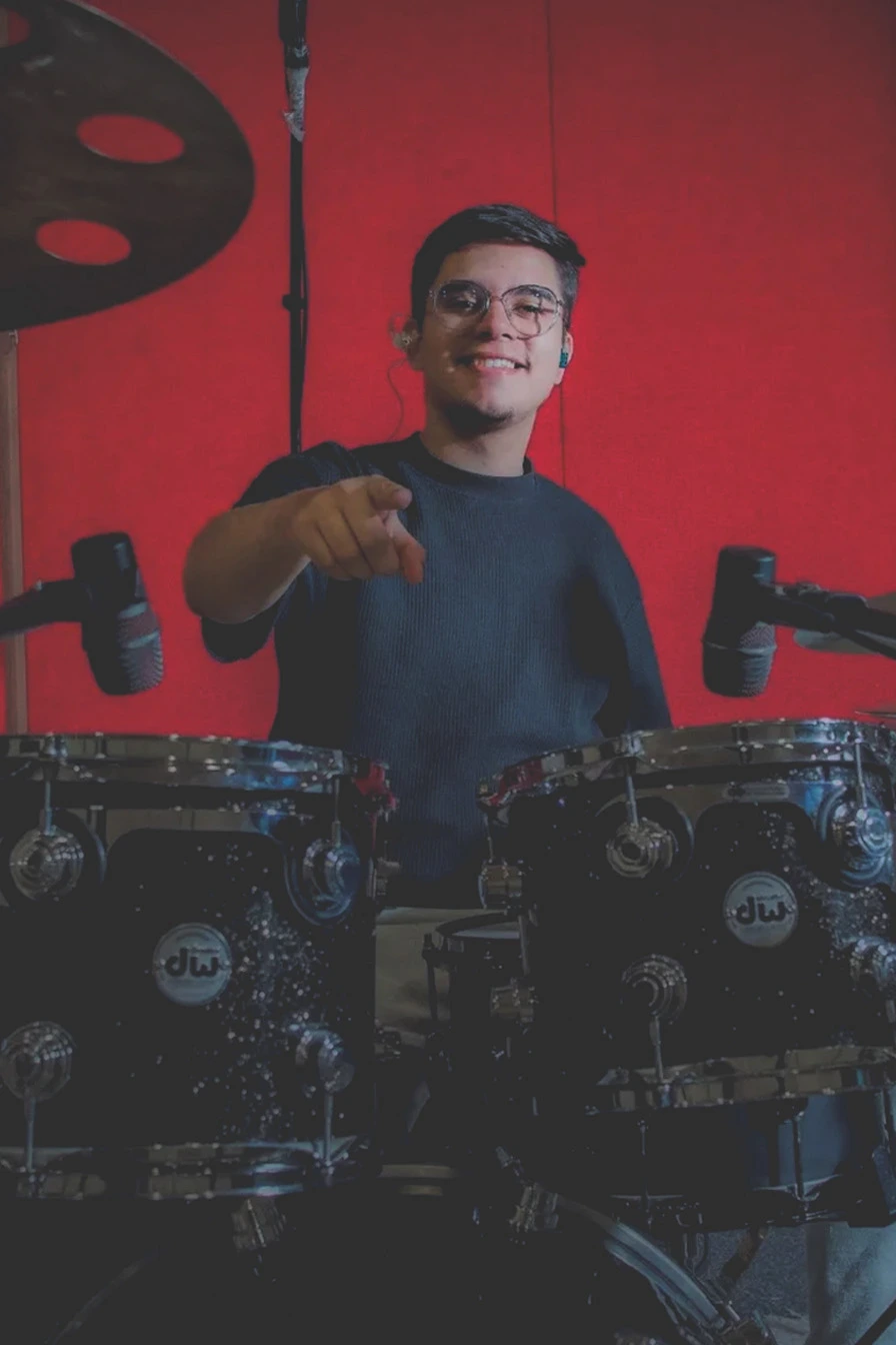 Ingeniero, arreglista y baterista