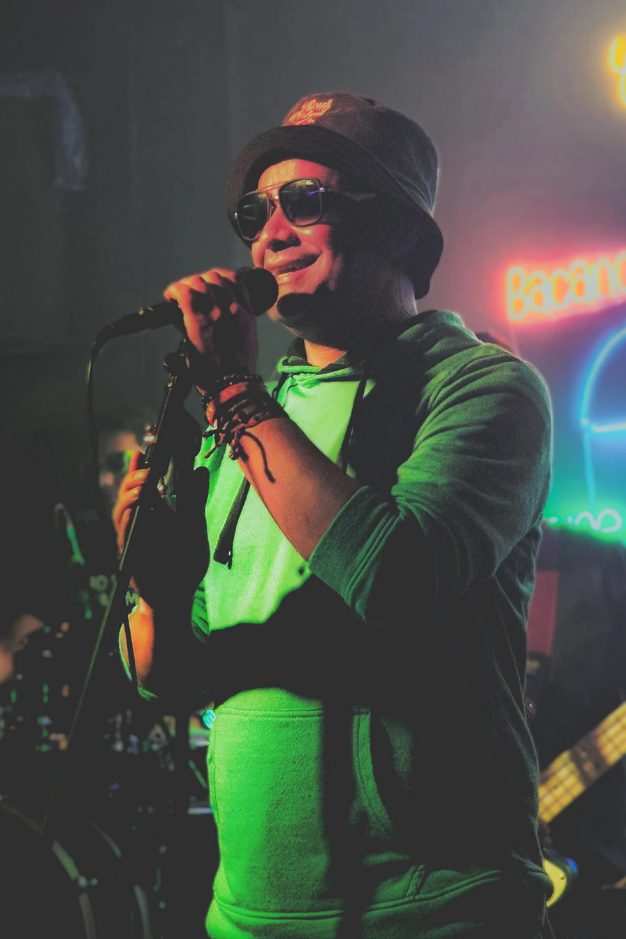 Cantante y Vocalista de NoMeRobesLasMedias